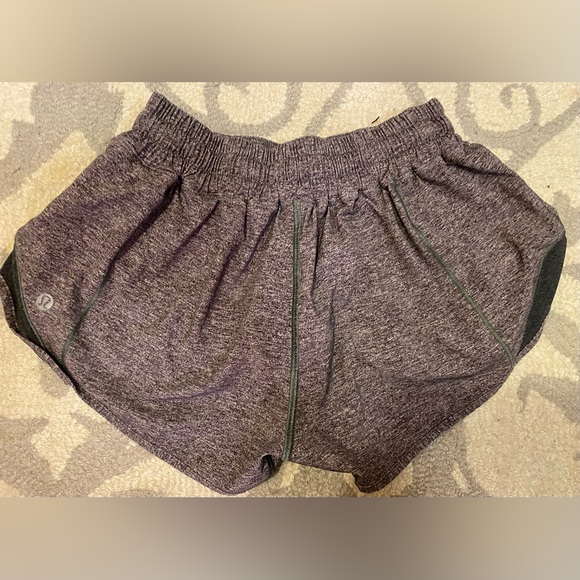 Lululemon Hotty Hot 2.5 Lowrise shorts in Heather Lux/Heathered Black - Picture 2 of 3